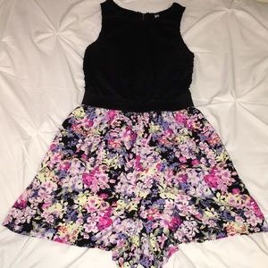 Xhilaration Floral Romper Zipper Back Size MEDIUM